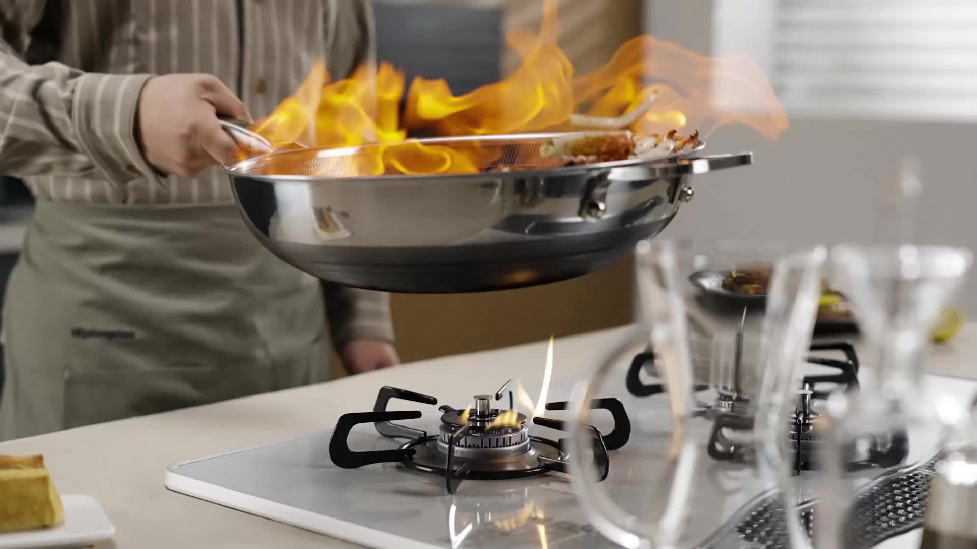 Hybrid 13-Inch Wok with Lid, Pfoa-Free Cookware, Non-Stick Stainless Steel Woks And Stir-Fry Pans, Safe for Dishwasher And Oven, Compatible with Induction Cooking